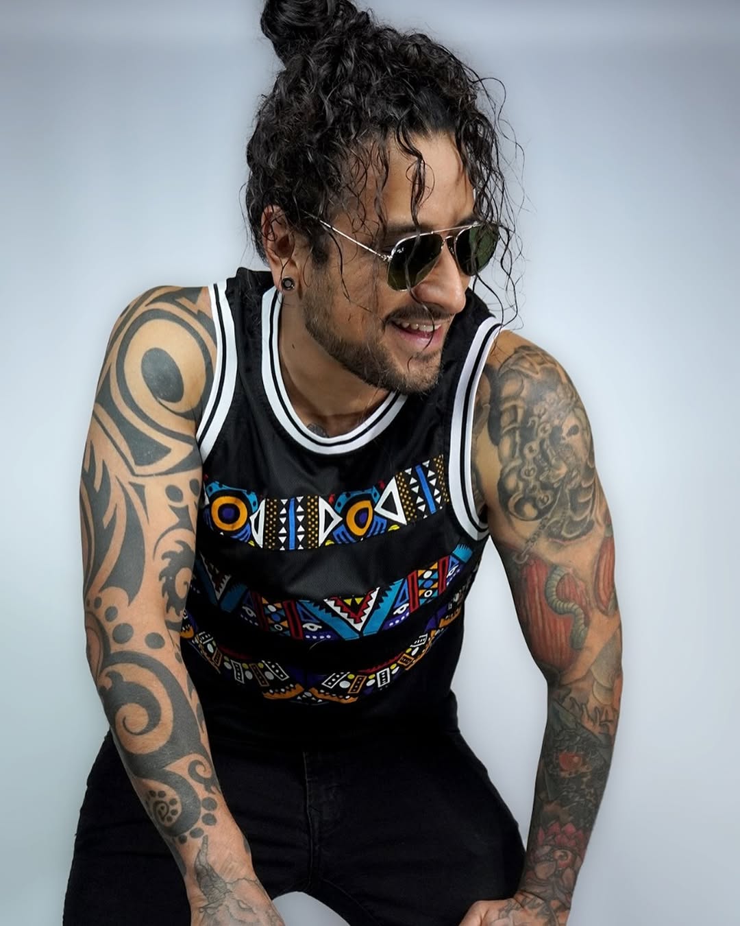 🎶 Santiago vive para el ritmo.Desde los tambores afrobahianos construye la base que sostiene el